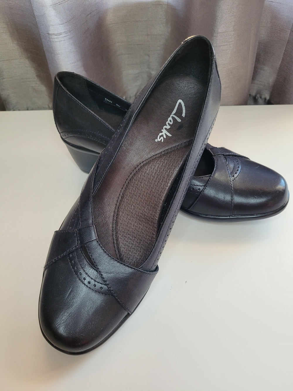 Clarks Women's Black Leather Comfort Dress Pump - Size 7
